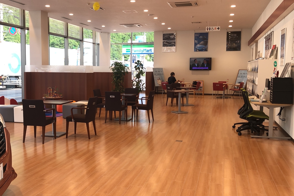 八幡店内観1