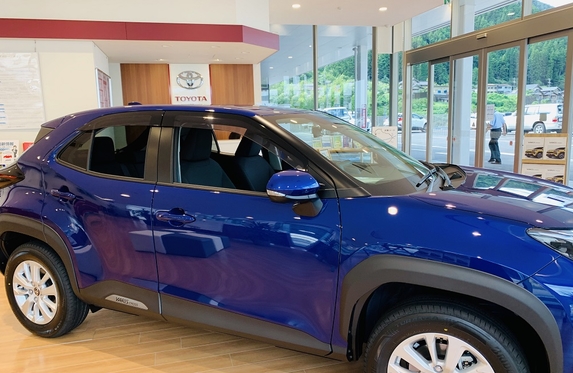 八幡店はダークブルーのヤリスクロス