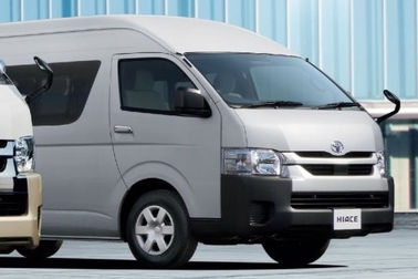 （左）：VAN・2WD・2800ディーゼル・標準ボディ・スーパーGL