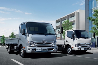 左）ワイドキャブ・ロングデッキ・フルジャストロー・2.0トン積・ディーゼル車