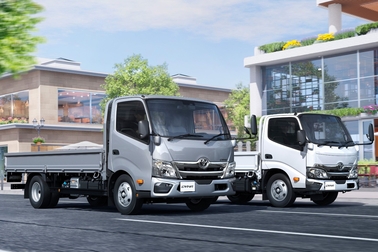 左）ワイドキャブ・2WD・ロングデッキ・フルジャストロー・2.0トン積